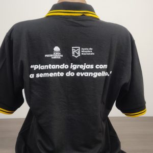 Camisa gola polo – Cor: Preta com detalhes em amarelo